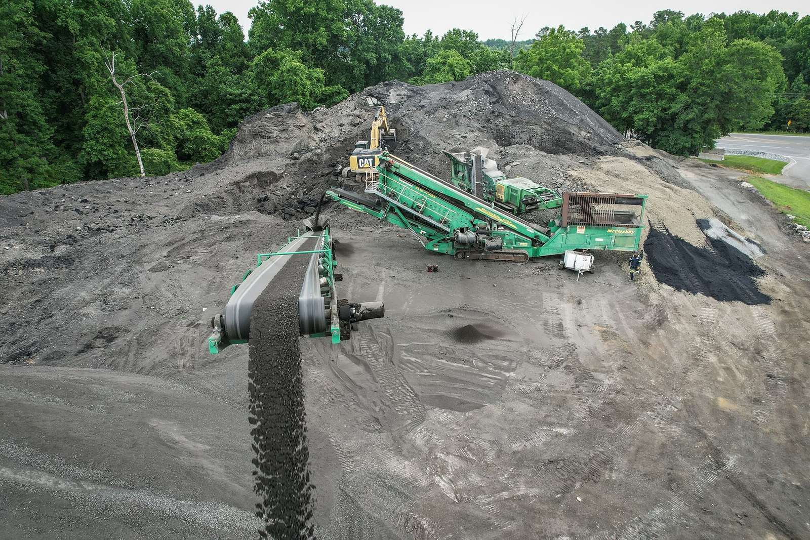 Conveyor stacking crushed asphalt millings